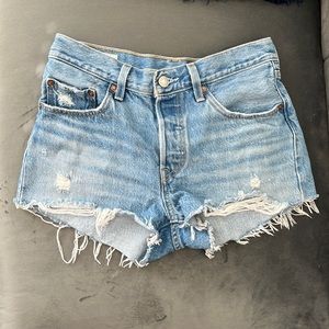 distressed levi’s jean shorts